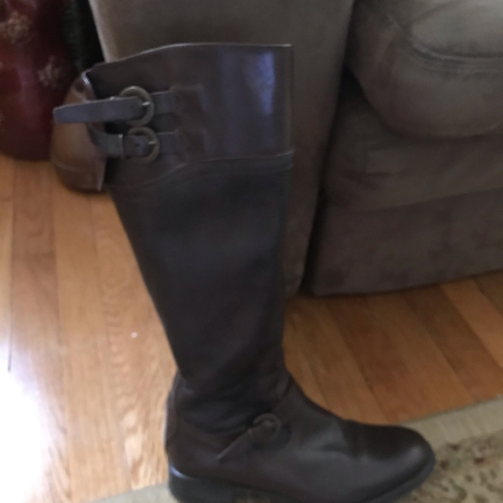 Italian Women’s brown boots.  Low heel